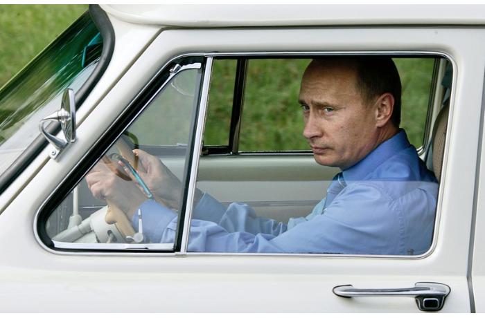 Putin: "Taksi sürücüsü kimi əlavə pul qazanırdım" 