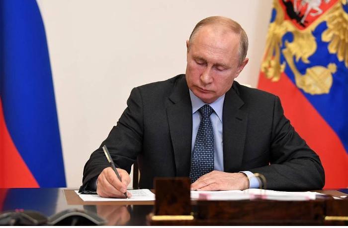 Putin Ukrayna regionları ilə bağlı qanunları imzaladı