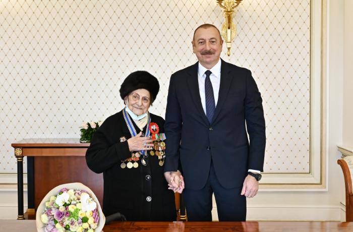 Prezident Fatma Səttarovaya “İstiqlal” ordenini təqdim etdi — YENİLƏNİB