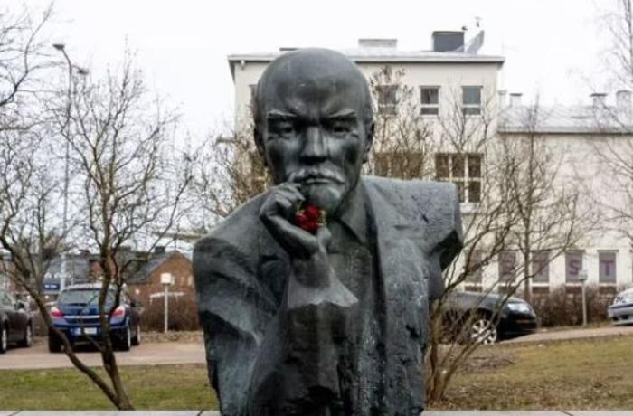 Finlandiyada Leninin sonuncu abidəsi sökülüb — FOTO
