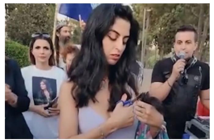 İsraildə etirazçılar İran qadınlarına dəstək olaraq saçlarını kəsdilər — VİDEO