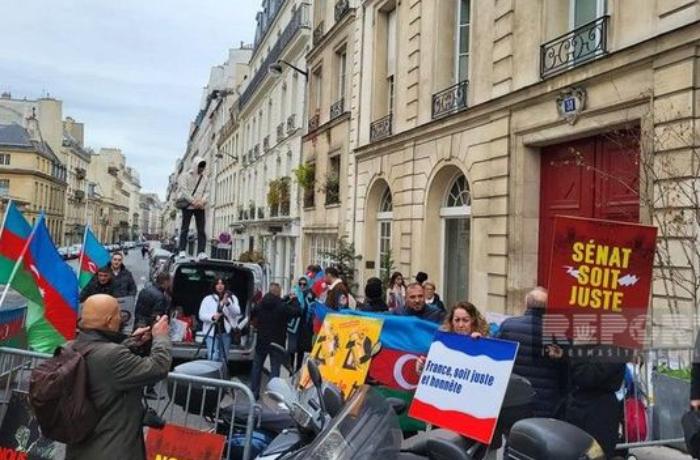 Azərbaycanlılar Fransa Senatının qarşısında etiraz aksiyası keçirirlər — FOTO