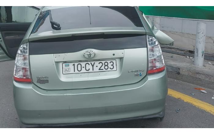 Neftçilər prospektində “Toyota Prius” qəza törətdi — FOTO