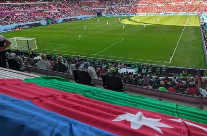 Uels – İran oyununda Azərbaycan bayraqları —  FOTO