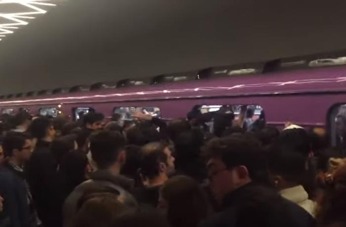 Metroda biabırçı mənzərə —  Hamı bu görüntüdən danışır (VİDEO)