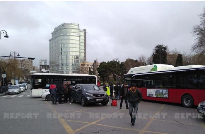 “BakuBus”un avtobusu qəzaya düşdü — FOTO 