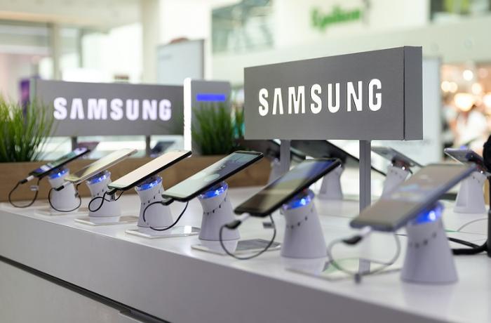 “Samsung” smartfon istehsalını azaltmağı planlaşdırır 