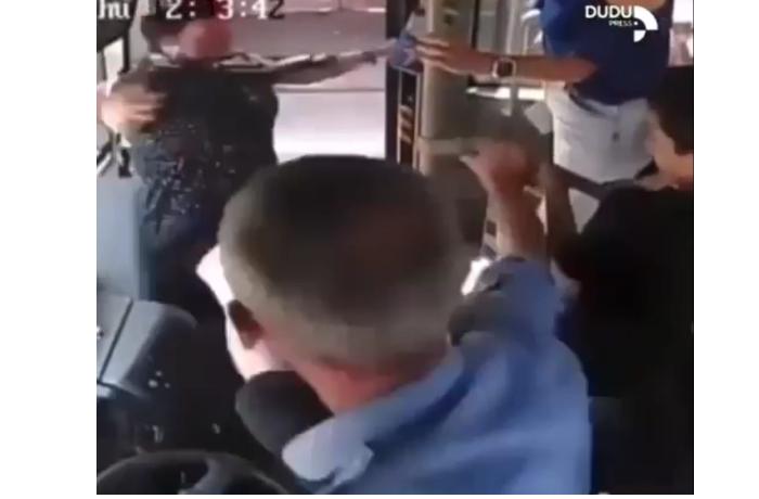 Sürücü onu vuran qadını avtobusdan təpiklə çıxardı — VİDEO