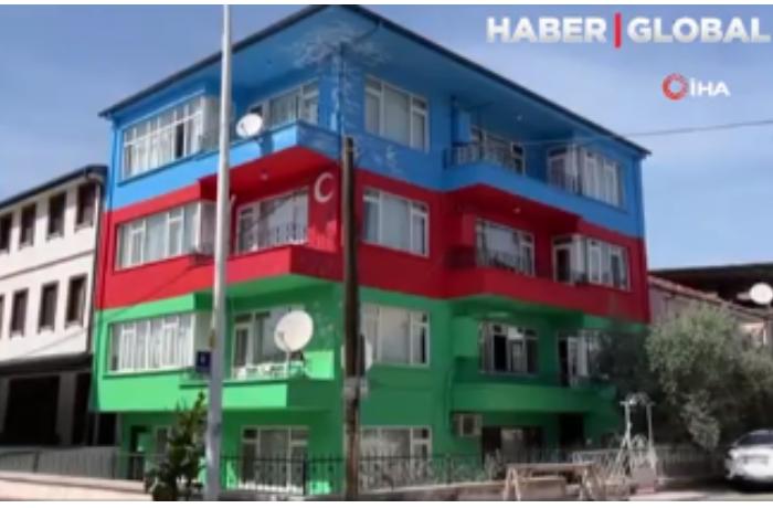 Bursadakı evini Azərbaycan bayrağının rəngləri ilə boyadı — VİDEO 