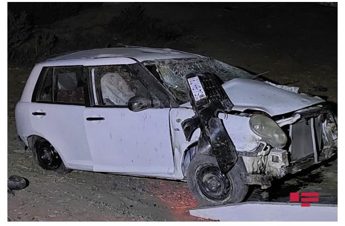 Azərbaycanda avtomobili aşıran sürücü ağır yaralandı — FOTOLAR