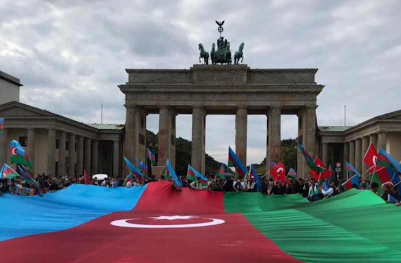 Almaniyada yaşayan azərbaycanlılar dinc aksiya keçirirlər — VİDEO