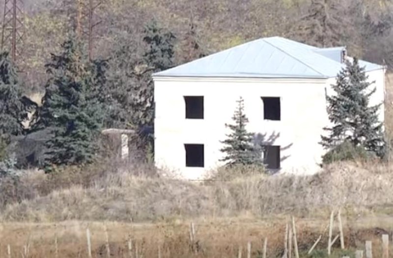 Sərhəd görüşünün yeni detalları: Müəmmalı ağ bina... — FOTO