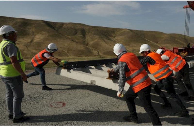 Azərbaycanın ən uzun dəmir yolu körpüsü Həkəri çayı üzərində salınır — VİDEO
