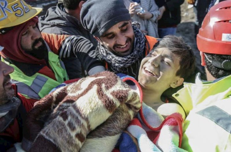 16 yaşlı Mahmud 56 saat sonra dağıntılar altından sağ çıxarıldı 