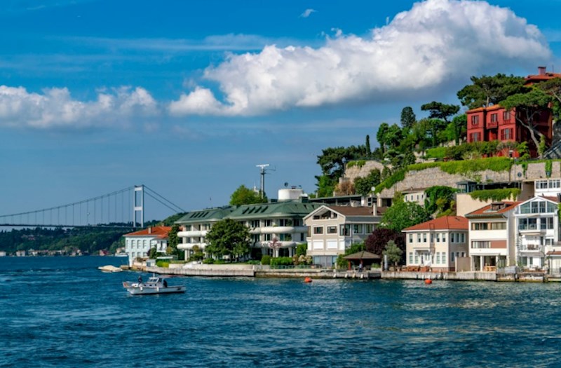 İstanbul Su Yolu üzərində memarlıq möcüzələri: İkonik Boğaziçi malikanələrini kəşf edin!
