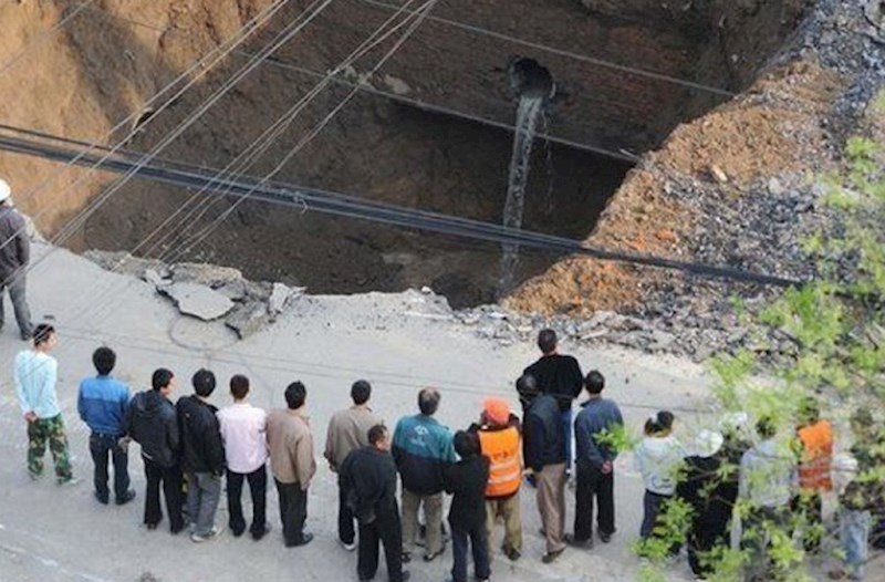 Çində magistral yol çökdü: 18 avtomobil dağıntılar altında qaldı