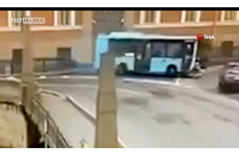 Sankt-Peterburqda sərnişin avtobusu çaya aşdı: Ölənlər var