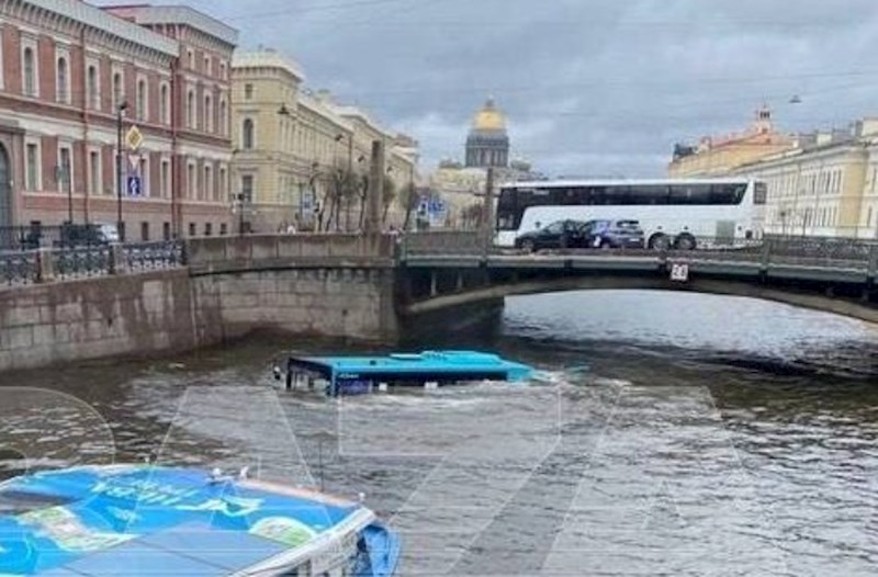 Sankt–Peterburqda içində sərnişinlər olan avtobus çaya düşdü