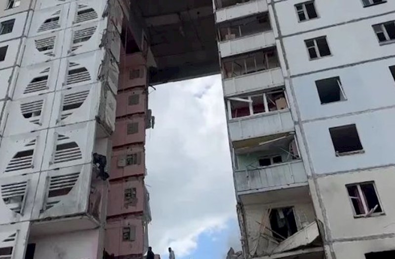 Rusiyada yaşayış binası raketlə vuruldu: Yaralananların sayı artıb — YENİLƏNİB (VİDEO)