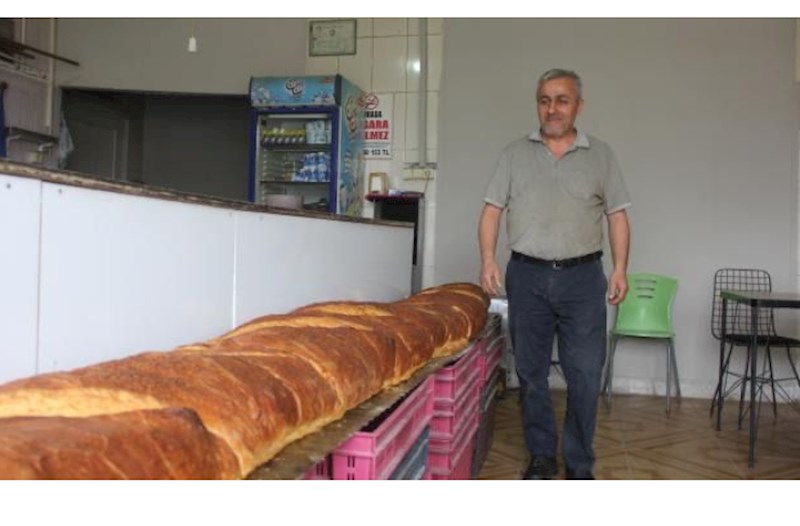 Türkiyədə yaşlı kişi 3 metrdən uzun çörək hazırladı
