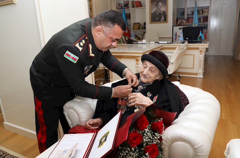 Dövlət Xidməti 102 yaşlı veteranı təltif etdi — FOTOLAR